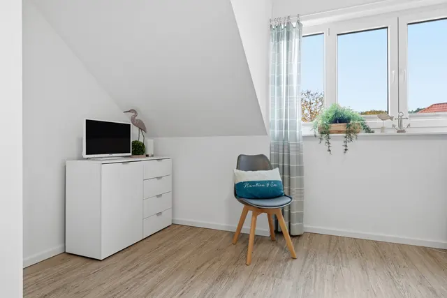 Schlafzimmer mit Sessel am Fenster
