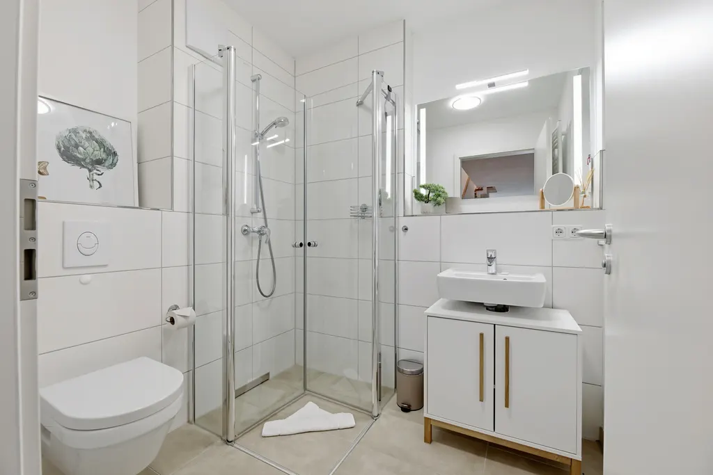 Bad mit Dusche und Waschtisch