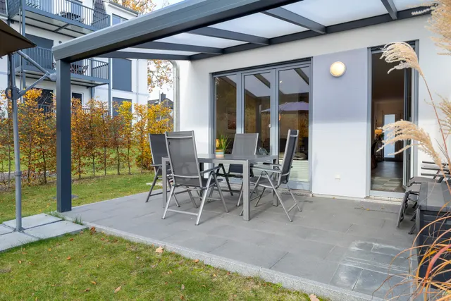 Überdachte Terrasse mit Sitzgruppe
