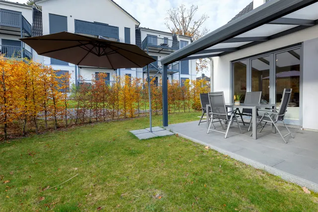Rasen, Terrasse und Sonnenschirm