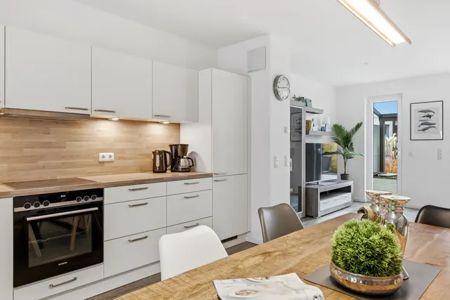 Küche mit Backofen und Holzarbeitsplatte