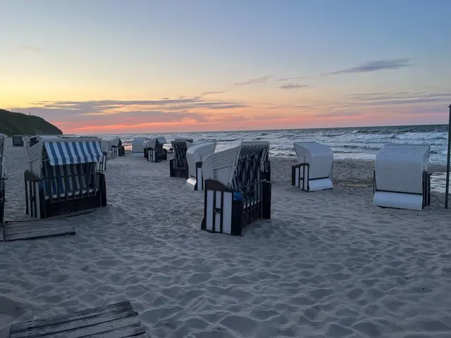 Strandkörbe im Sonnenuntergang